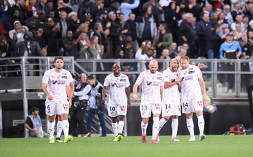 夏季未成年人只能在周五六天玩游戏，只能玩一个小时！